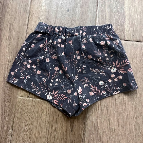 Girl shorts - Picture 2 of 2